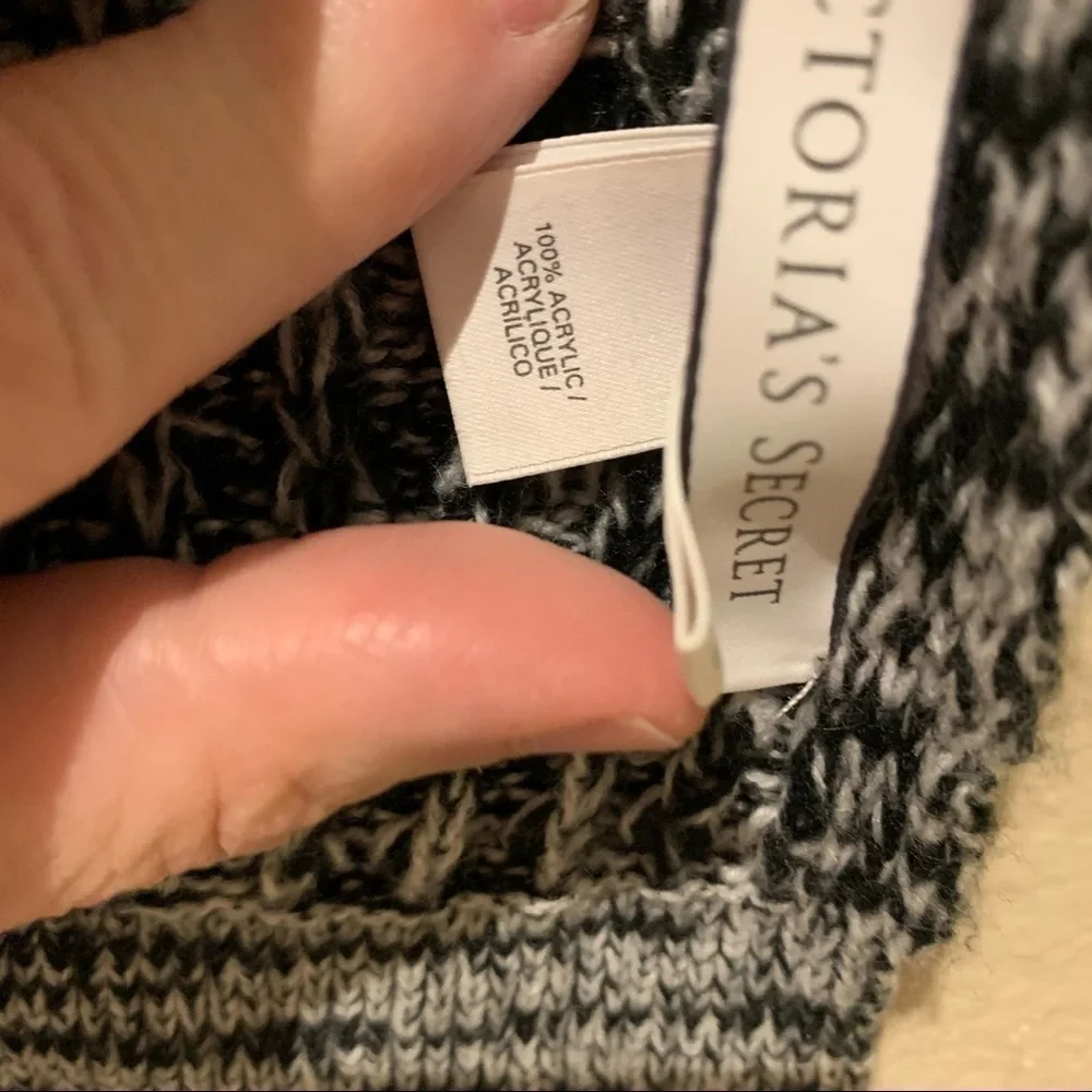 Victoria’s Secret Soft and Cozy Long Knit Crochet Gray Scarf. One size